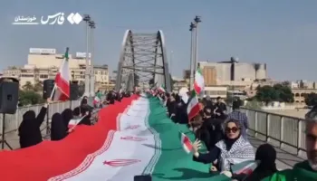 Mburojë njerëzore mbi ura | Mijëra iranianë i përgjigjen kërcënimeve të Trump