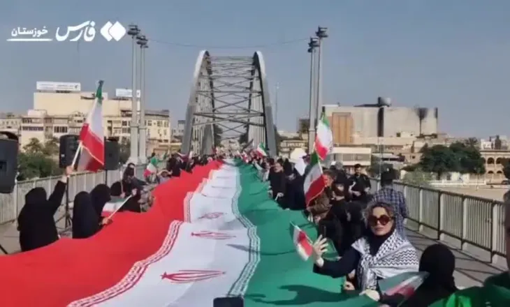 Mburojë njerëzore mbi ura | Mijëra iranianë i përgjigjen kërcënimeve të Trump