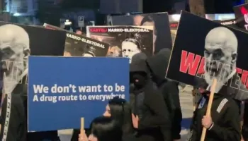 Me fytyrën e fshehur nën kapuçë dhe pas pankartave, pas Berishës mbërrin në protestë edhe ‘grupi i zjarrit’