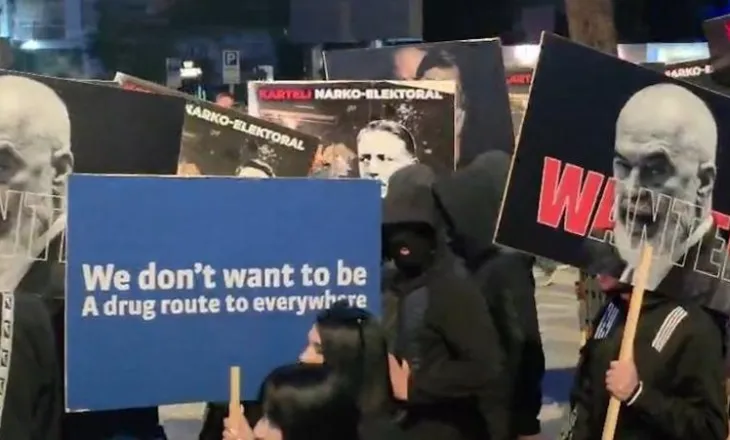 Me fytyrën e fshehur nën kapuçë dhe pas pankartave, pas Berishës mbërrin në protestë edhe ‘grupi i zjarrit’