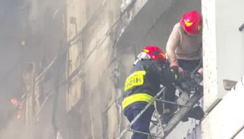 “Më lër të digjem me gjithë shtëpi”, flet zjarrfikësi që rrezikoi jetën për të nxjerrë një grua të bllokuar në pallatin që u dogj!