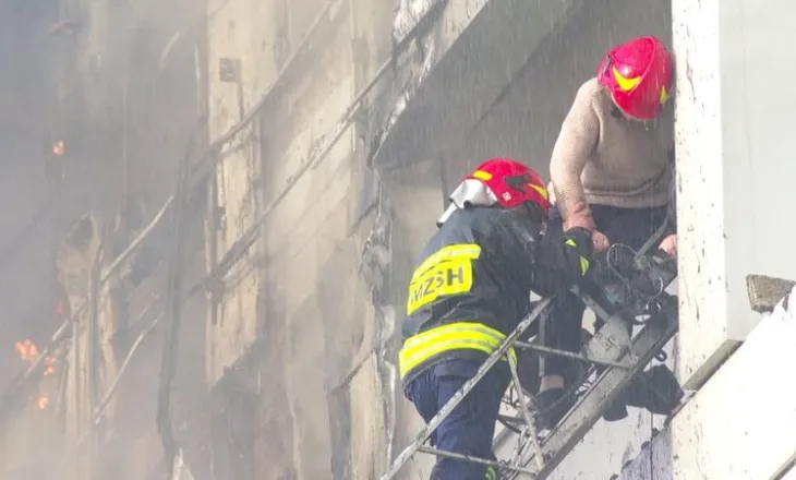 “Më lër të digjem me gjithë shtëpi”, flet zjarrfikësi që rrezikoi jetën për të nxjerrë një grua të bllokuar në pallatin që u dogj!