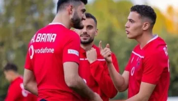 Merkato e kuqezinjve pritet e ethshme, Broja dhe Bajrami me çanta në duar