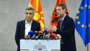 Ministri Hoxha krah kryetarit të LD-së në RMV: Nuk ka tymnajë që hyn mes nesh!