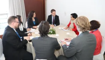 Ministri Hoxha takim në Delfi me komisioneren Marta Kos: Punë intensive dhe koordinim në funksion të procesit të anëtarësimit të Shqipërisë në BE