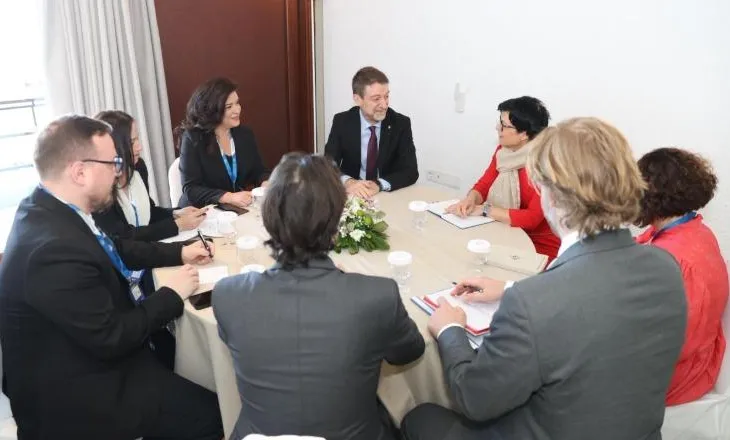 Ministri Hoxha takim në Delfi me komisioneren Marta Kos: Punë intensive dhe koordinim në funksion të procesit të anëtarësimit të Shqipërisë në BE