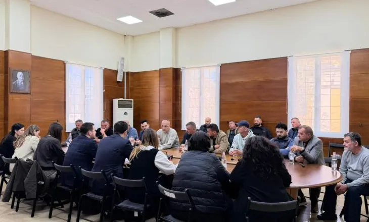 Ministri Salla në takim me blegtorët: Rritje fondesh për blegtorinë dhe forcim i kontrolleve për sigurinë ushqimore