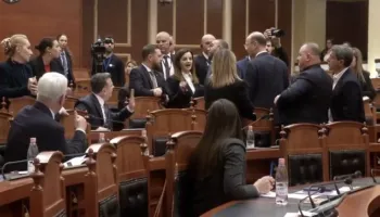 “Mos m’i përmend fëmijët mua në këtë grup të qelbur!”, deputetja e PD përplaset me ish-ministren e PS