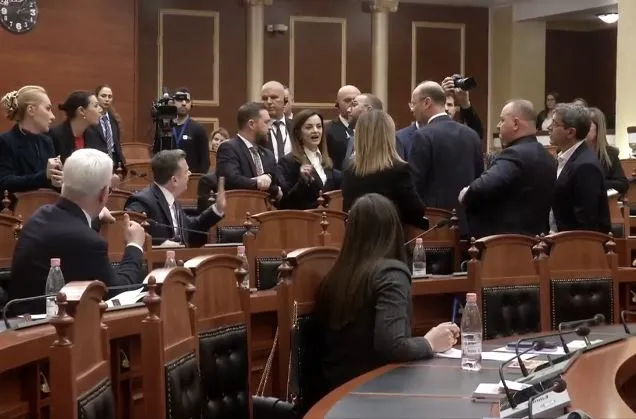 “Mos m’i përmend fëmijët mua në këtë grup të qelbur!”, deputetja e PD përplaset me ish-ministren e PS