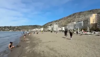 Moti i ngrohtë rikthen gjallërinë buzë detit, pushuesit nisin plazhin në Shëngjin