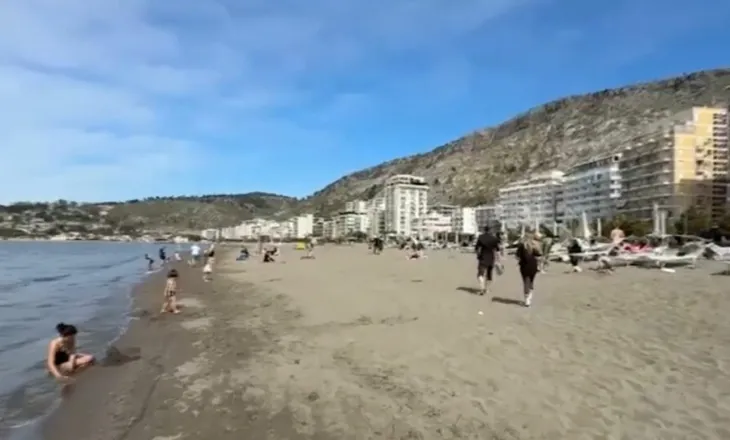 Moti i ngrohtë rikthen gjallërinë buzë detit, pushuesit nisin plazhin në Shëngjin