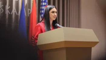 “Mund të më përjashtosh nga gara, por kurrë nga demokratët”, Alesia Balliu sfidon Berishën gjatë një takimi në Elbasan