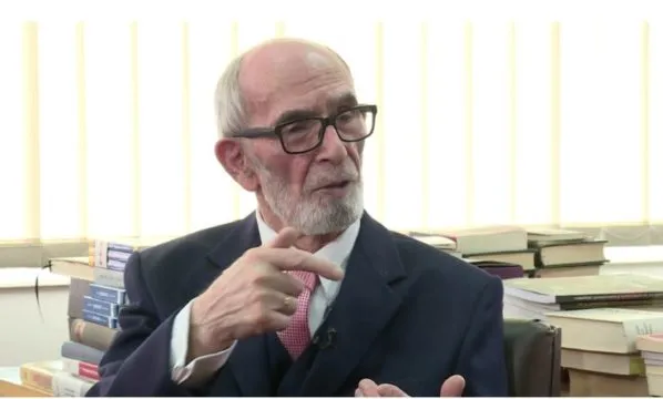 Nderohet Rexhep Qosja, Kuvendi i Kosovës vlerëson kontributin e akademikut në një seancë të posaçme