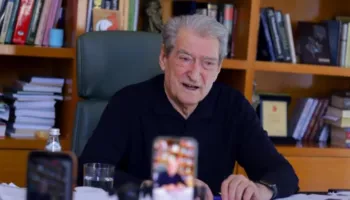 Ndjekësi i ankohet Berishës: Na mbytën me gaz, a do ngujohemi në shesh? Kreu i PD: Çdo variant do studiohet