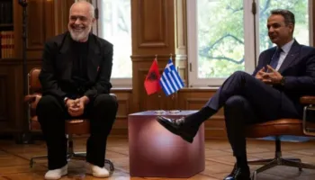 “Ndjesë, nuk jam veshur aq zyrtar sa ti”/ Mitsotakis i përgjigjet batutës së Ramës: Ne na pëlqen si vishesh