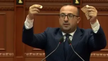 “Ne fshatarëve nuk na vjen radha”, Korreshi ironizon në Kuvend. Debat me Peleshin