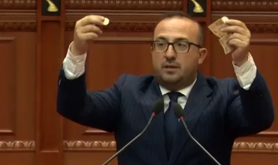 “Ne fshatarëve nuk na vjen radha”, Korreshi ironizon në Kuvend. Debat me Peleshin