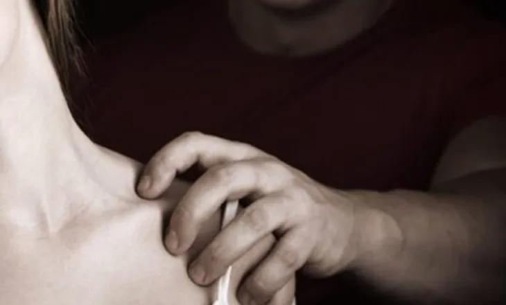 Ngacmoi seksualisht dy shtetase në autobus, arrestohet 44-vjeçari në Tiranë