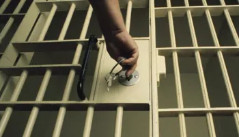 “Ngec” miratimi i amnistisë për 447 të burgosur, pritet përgjigjja nga Komisioni Europian