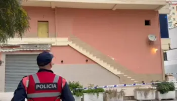 Ngjarje e rëndë në Vlorë, fëmija trevjeçar bie nga ballkoni i katit të katërt, ndërron jetë në spital