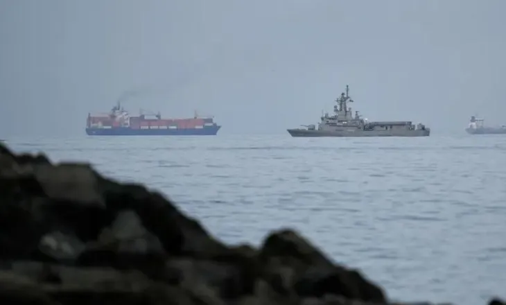 Ngushtica e Hormuzit nis të gjallërohet, 5 anije kalojnë pas bllokimit disa javor