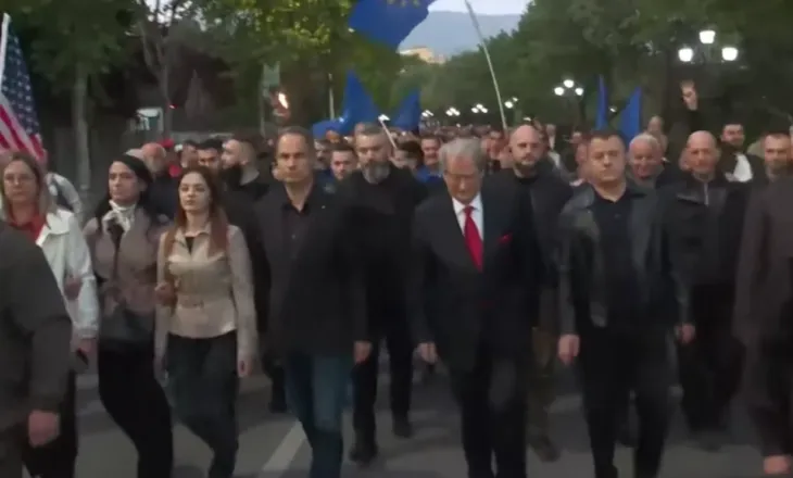 Nis protesta e PD, Berisha lë selinë! Marshon me një grusht militantësh drejt Kryeministrisë