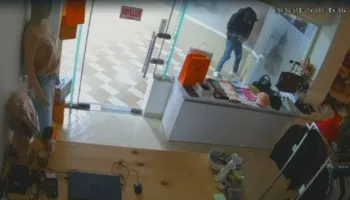 Një 30-vjeçar thyen xhamat e një qendre tregtare në Vlorë, Policia në kërkim