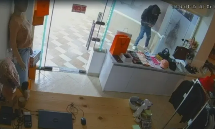 Një 30-vjeçar thyen xhamat e një qendre tregtare në Vlorë, Policia në kërkim