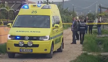 Një 55-vjeçar gjendet i pajetë në rrugë, dyshimet e para të Policisë