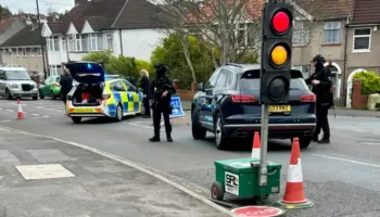 Një i plagosur nga të shtënat me armë në Britani, disa shkolla të mbyllura. Policia në kërkim të autorit