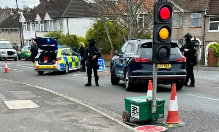 Një i plagosur nga të shtënat me armë në Britani, disa shkolla të mbyllura. Policia në kërkim të autorit