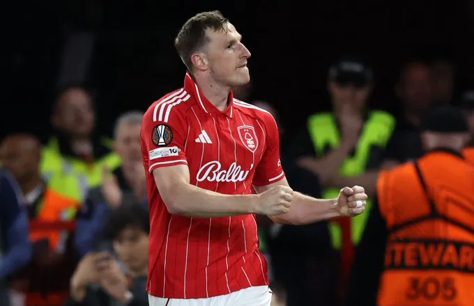 Notingham Forest fiton me Aston Vilën, Vajekano hapi drejt finales