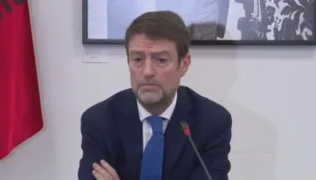 “Nuk na pret bota sa të mbarojmë kafen e mëngjesit”, Hoxha: S’na duhet mediokritet në shërbimin e jashtëm