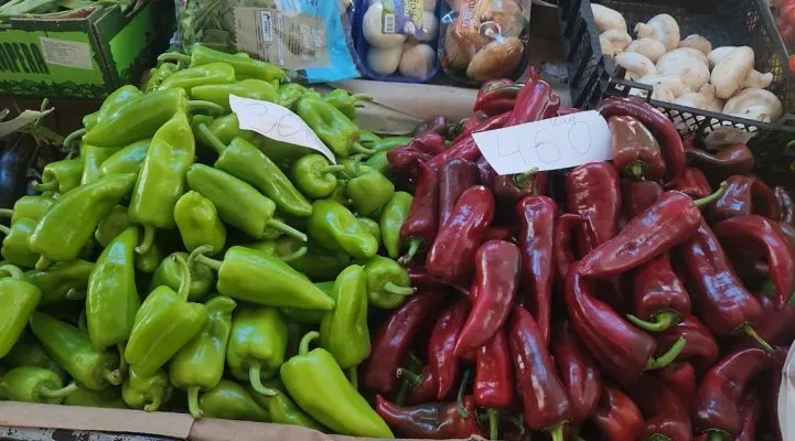 Nuk ndalet rritja e çmimeve, domatja dhe katraveci u shtrenjtuan me 20% vetëm këtë të hënë