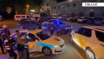 Operacion antidrogë në Tiranë, arrestohet një i ri dhe shpallen në kërkim dy bashkëpunëtorë. Sekuestrohen mbi 1 kg kokainë dhe kanabis