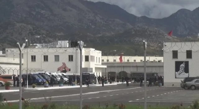 Operacioni në Burgun e Peqinit, sekuestrohen sende të ndaluara, transferohen 2 të dënuar me rrezikshmëri të lartë