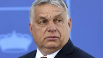 Orbán, rënia e “të mbrojturit” të Merkelit që u largua nga PPE: Grushti i fortë ndaj migrantëve, komunitetit LGBT dhe mediave