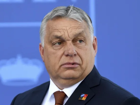 Orbán, rënia e “të mbrojturit” të Merkelit që u largua nga PPE: Grushti i fortë ndaj migrantëve, komunitetit LGBT dhe mediave