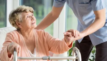 “Pagesa deri në 150 mijë lekë në muaj”, rritet ndjeshëm kërkesa për kujdestarë të moshuarish në Shqipëri