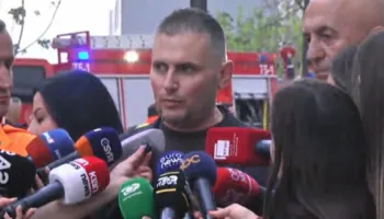 Pallati ende në flakë, shefi i Zjarrfikëses: Ende nuk e dimë shkakun, bilanci do të bëhet kur të shuhet zjarri