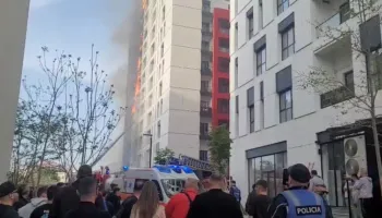 Pamje tragjike! Zjarr i madh në Tiranë, banorët të përlotur, zjarrfikësit luftë me flakët (VIDEO)