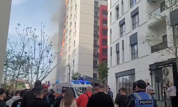 Pamje tragjike! Zjarr i madh në Tiranë, banorët të përlotur, zjarrfikësit luftë me flakët (VIDEO)