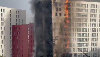 Pamje tronditëse nga Tirana/ Përshkallëzohen flakët, shkrumbohet nga zjarri fasada e një prej pallateve në kompleksin pranë QSUT-së (VIDEO)