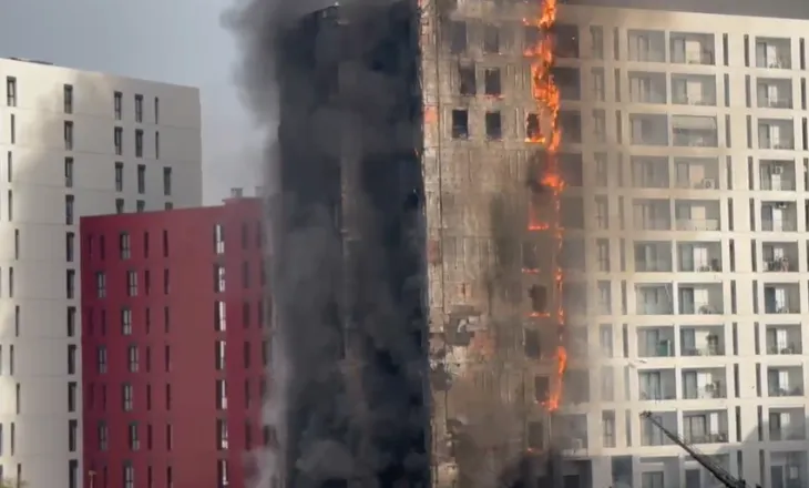 Pamje tronditëse nga Tirana/ Përshkallëzohen flakët, shkrumbohet nga zjarri fasada e një prej pallateve në kompleksin pranë QSUT-së (VIDEO)