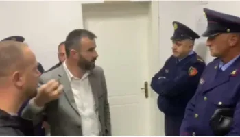 Panelet fotovoltaike/ Ndërpritet mbledhja e Këshillit Bashkiak në Bulqizë, efektivët përplasen me banorët