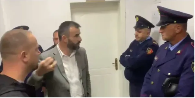 Panelet fotovoltaike/ Ndërpritet mbledhja e Këshillit Bashkiak në Bulqizë, efektivët përplasen me banorët