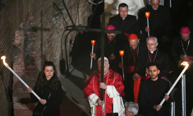 Papa Leo XIV mban kryqin gjatë gjithë procesionit në Koloseum, i pari në dekada