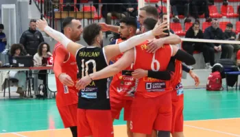 Partizani e nis me fitoren mbrojtjen e titullit, mposht 3-1 Skënderbeun në finalen e parë