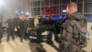 Pas nisjes së tensioneve, Berisha futet me shpejtësi në makinë, largohet nga protesta