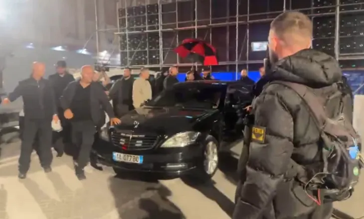 Pas nisjes së tensioneve, Berisha futet me shpejtësi në makinë, largohet nga protesta